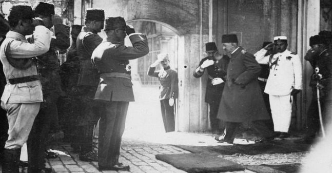 turkcetarih's tweet photo. VAHDETTİN, TAHTI VE İNGİLİZLER

Sercan Yılmaz
@sercanylmz28 
30 Ekim 1918 günü Osmanlı Devleti ve İtilaf Devletleri arasında Mondros Mütarekesi...
 #DamatFerit #MilliMücadele #MondrosMütarekesi #Vahdettin #VIMehmed #tarih #TürkçeTarin
Devamını okumak için:
https://t.co/IBDNZLQ6QR https://t.co/LLHo3nUIQL