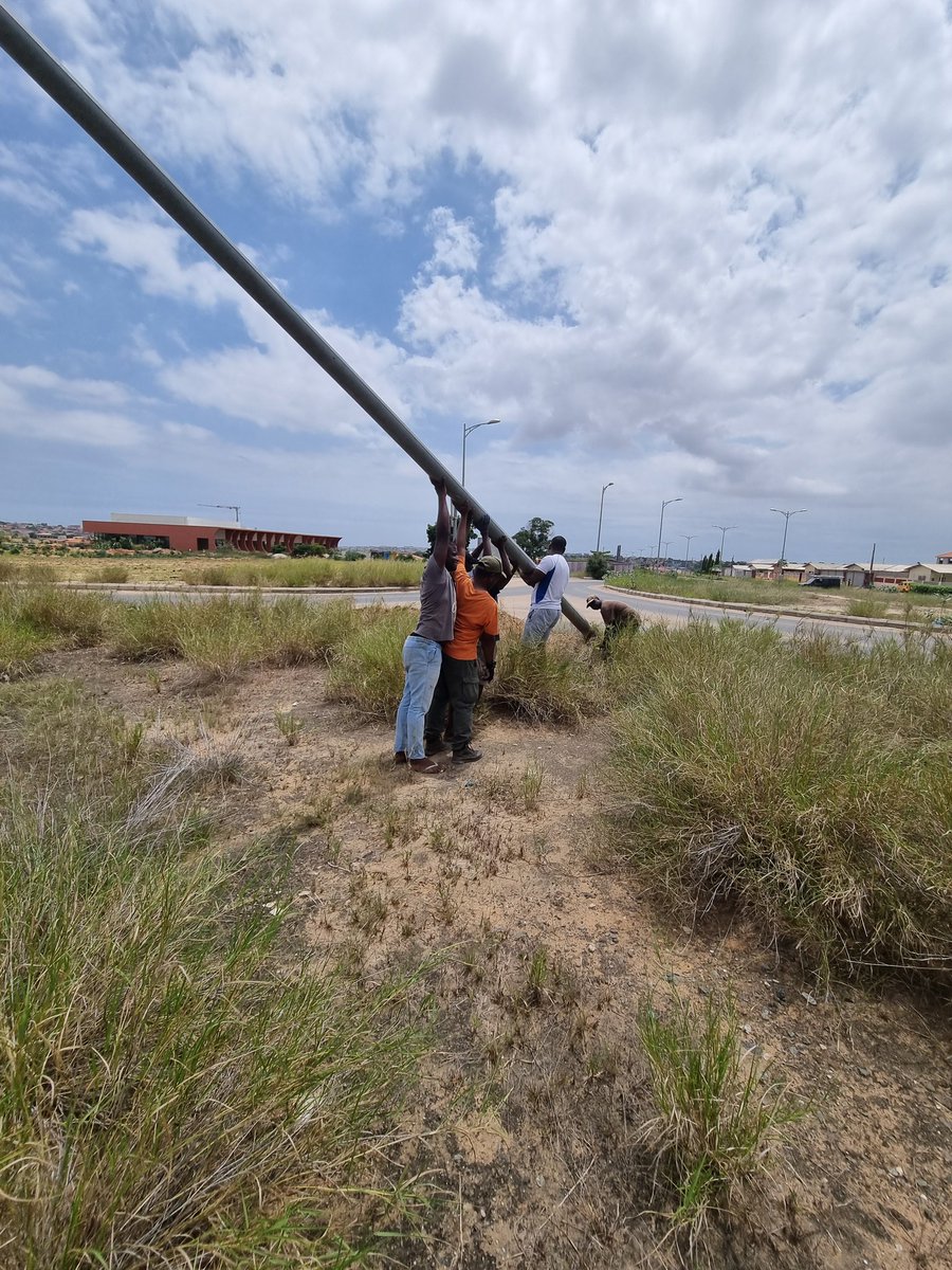 OscarNeto53's tweet photo. Um grupo de jovem moradores na zona dos condomínios, BPC, Austins, jardim de rosas deram inicio a uma campanha de recuperacao de postes e iluminação pública, [ talatona cartão postal de luanda] vem e apoia a causa. @jlprdeangola 🤝🏽 https://t.co/JE5RZ1PQp6