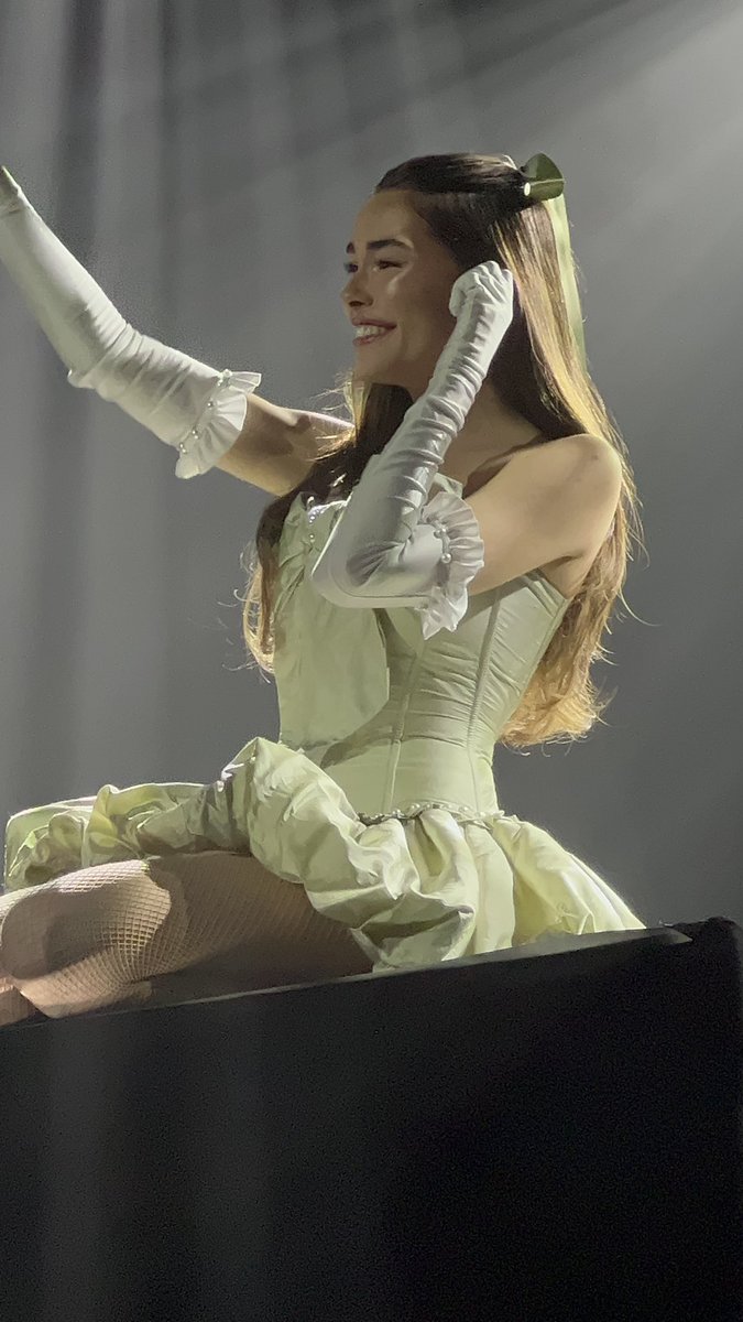 MadsBeerUpdates's tweet photo. New Photos of @madisonbeer performing tonight in Paris! #madisonbeer #LSTParis #LifeSupportTour 📸: @needyshells https://t.co/moa2zUOtBP