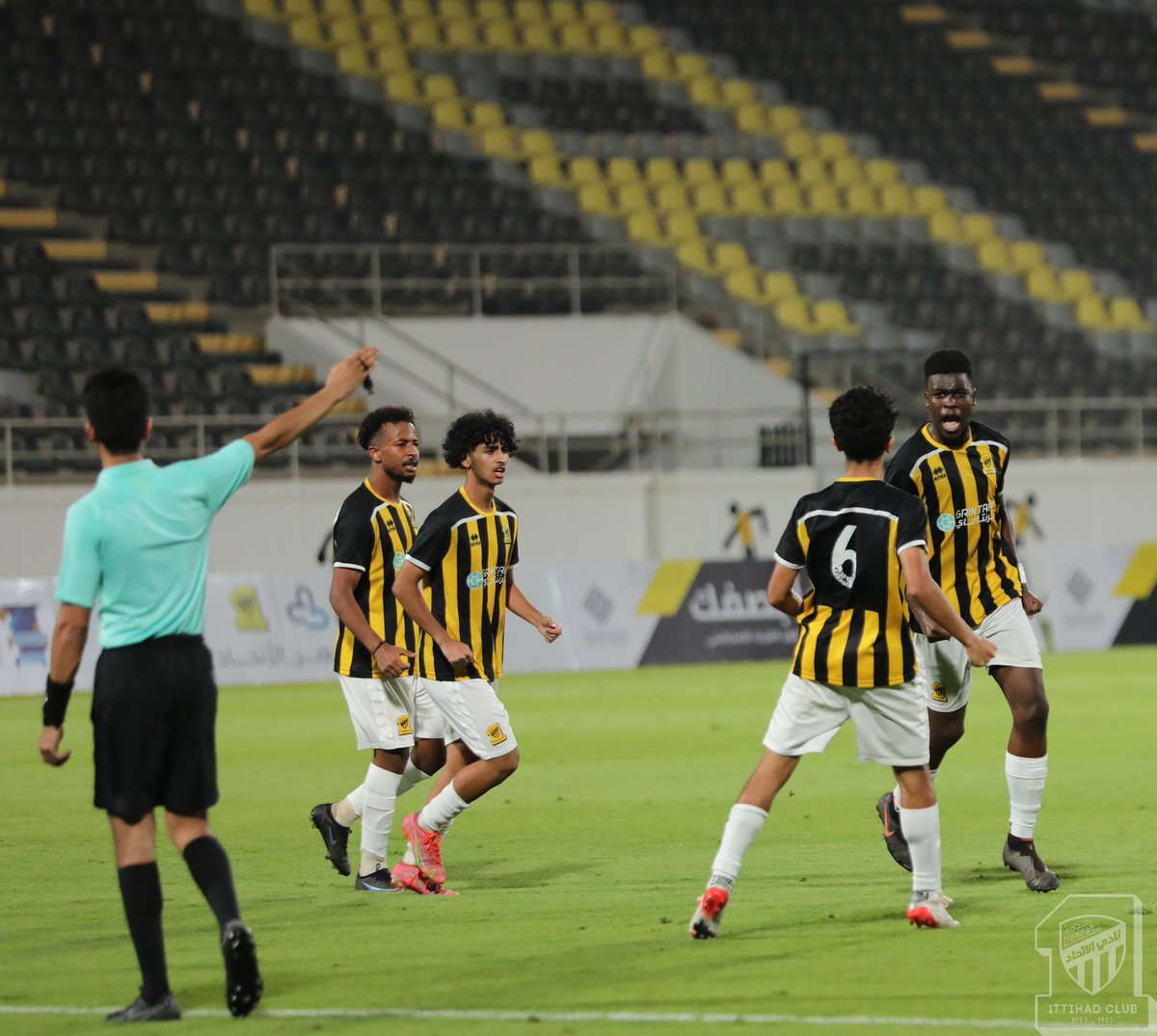 ittihad's tweet photo. ⚫️دوري تحت 19 عام🟡
⚽️| #الاتحاد 2 : 0 الطائي
"نهاية اللقاء" 
أنس الشريف ⚽️
حسان عمار ⚽️ https://t.co/WvhLVvwxMU