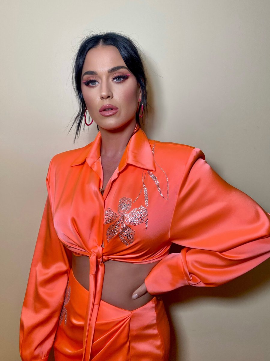katyperry's tweet image. 🧡ORANGE🧡 you glad it’s now YOUR turn to vote? #americanidol is on tonight and it’s the first half of the top 24 from @DisneyAulani in hawaii 🌺🤙🏼