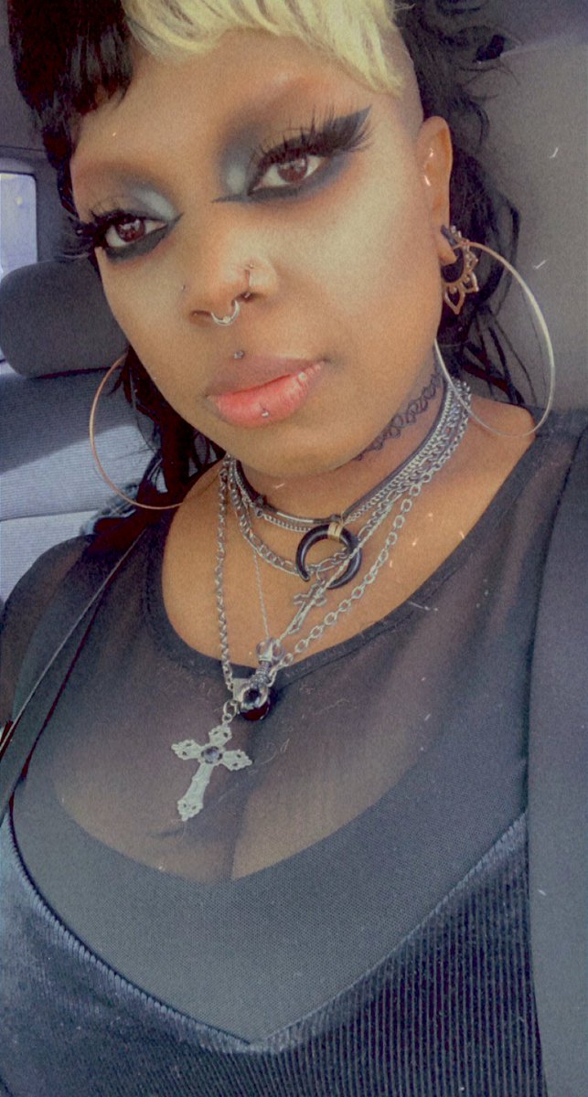 GothGoodies's tweet photo. send for my lunch and margaritas, pigs! 🍹 
Momma needs a good buzz.

• findom • https://t.co/SIlXCH4OOS
