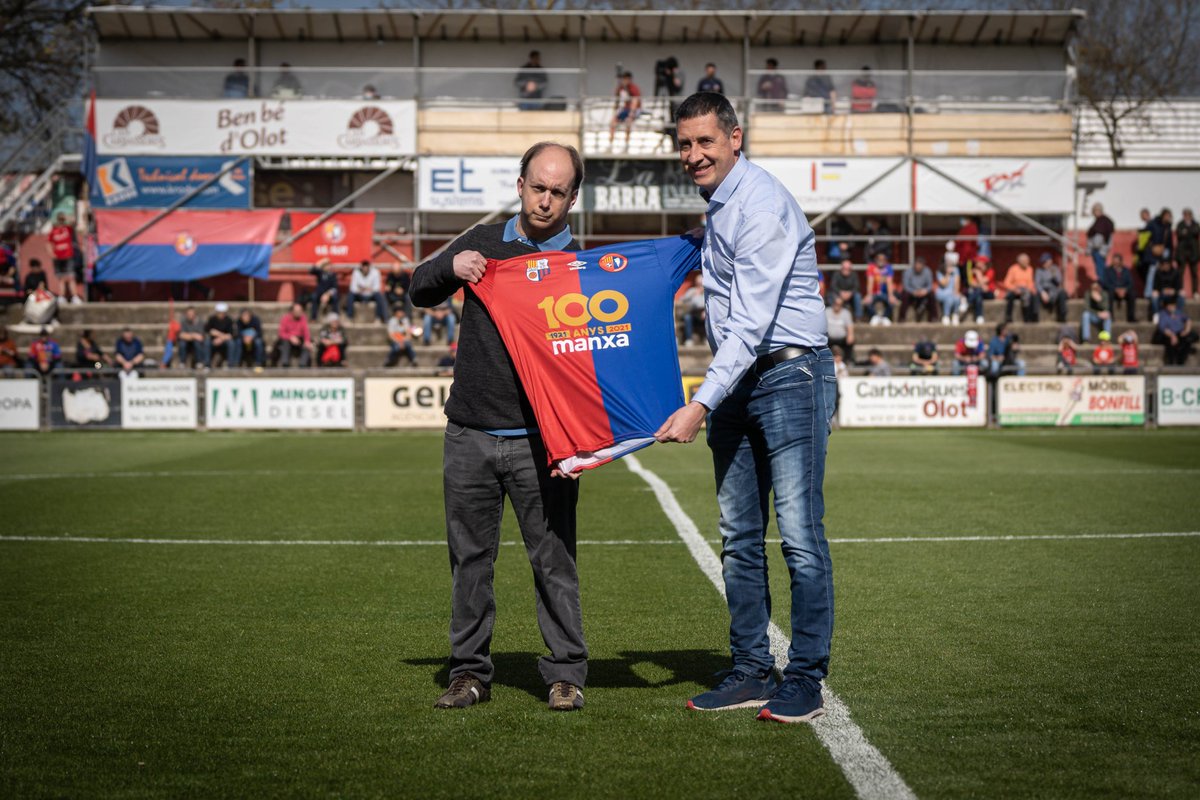 UEO1921's tweet photo. ✍️👕

En la prèvia del partit, protagonisme per als patrocinadors del futbol social de la Fundació UE Olot amb #Marlex, #Manxa i #Pujolàs, que avui no ens ha pogut acompanyar.

🤝 Gràcies per creure en un projecte diferent!

#LesNostresEmpreses #Seguim100delOlot #OlotSantAndreu https://t.co/0M5CdcZtNT