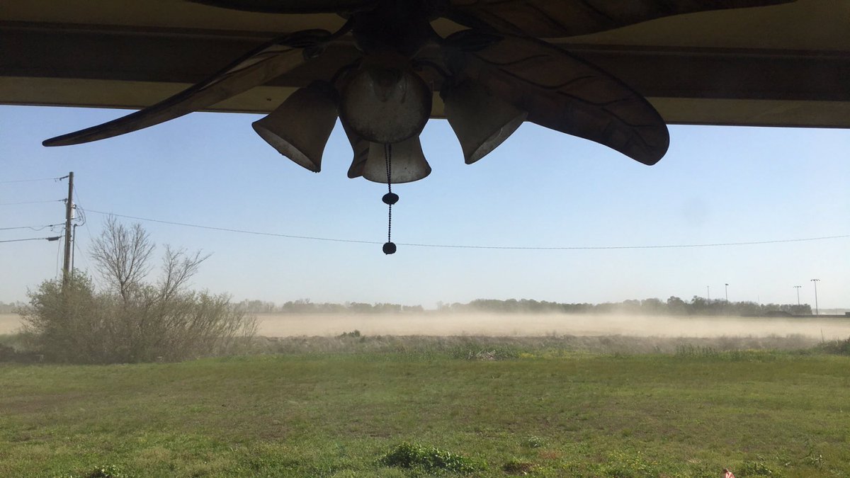 djbilliamg's tweet photo. Never in my life have I ever seen a dust storm in person. It’s been like this all day, and don’t even attempt to walk outside. 🌬😱💨 https://t.co/B17haiqAXo