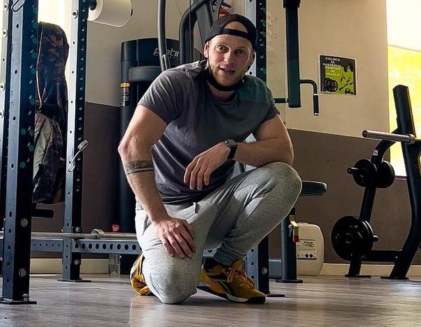 JesusPowerHiit's tweet photo. PON TÍTULO A LA FOTO.
Realmente es cara de 100 dominadas en 8'42 min. #recordpersonal https://t.co/AMiMCplG2e