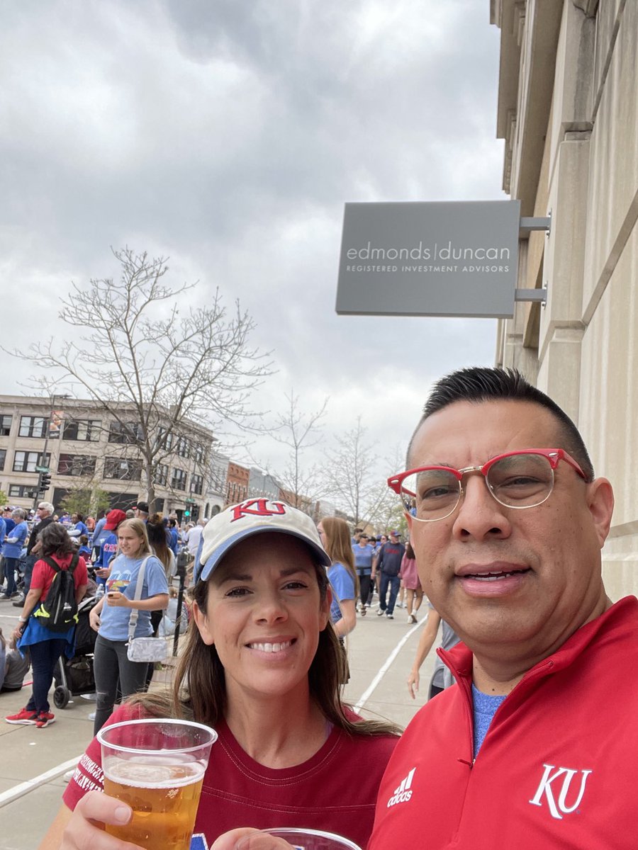ramirezmarj's tweet photo. Beautiful day in Lawrence, Kansas for a National Championship parade. 🔴🔵🏆 https://t.co/XdujwUkrac