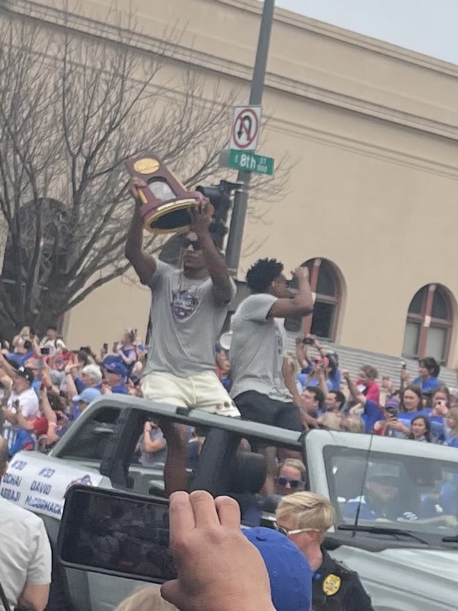 ramirezmarj's tweet photo. Beautiful day in Lawrence, Kansas for a National Championship parade. 🔴🔵🏆 https://t.co/XdujwUkrac