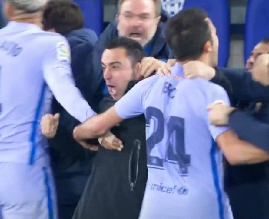 Polyccio8's tweet photo. ESTE ES MI ENTRENADOR💙❤️ https://t.co/x97RxOh2yz
