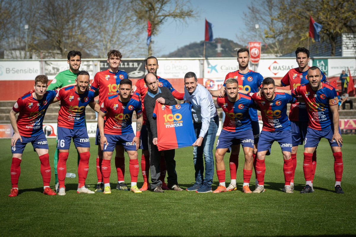 UEO1921's tweet photo. ✍️👕

En la prèvia del partit, protagonisme per als patrocinadors del futbol social de la Fundació UE Olot amb #Marlex, #Manxa i #Pujolàs, que avui no ens ha pogut acompanyar.

🤝 Gràcies per creure en un projecte diferent!

#LesNostresEmpreses #Seguim100delOlot #OlotSantAndreu https://t.co/0M5CdcZtNT