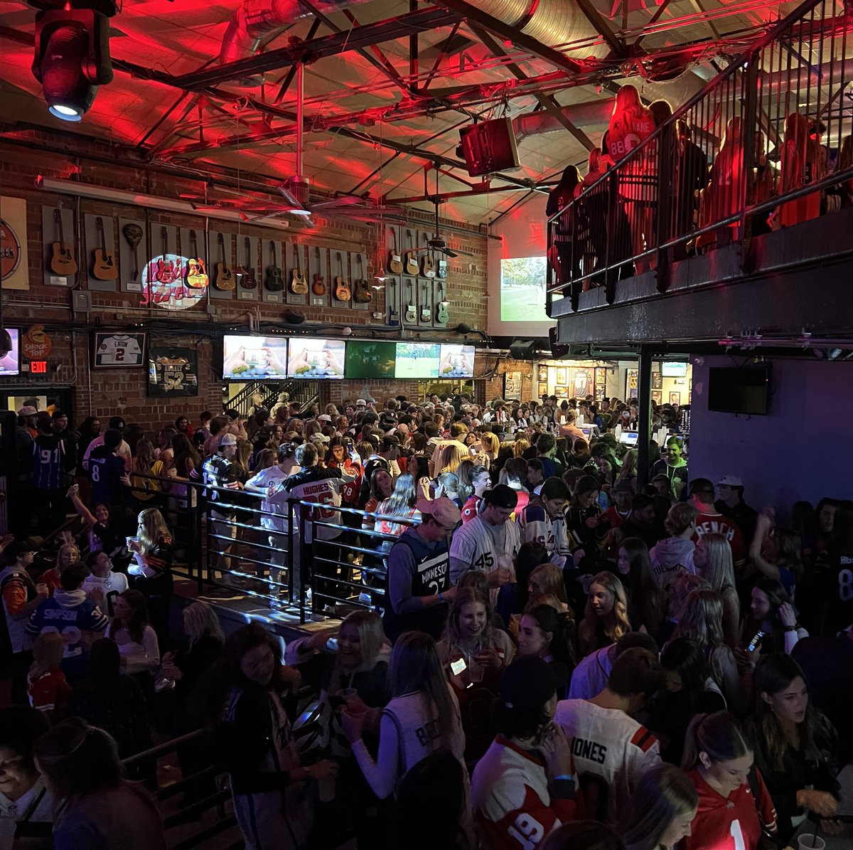 itsjameskeller's tweet photo. I thought Sup Dogs was a bar.... #BestBarBrickSt @BrickStOxford @BarstoolMiamiU @BarstoolU see the comparison? https://t.co/b59esWkT5T