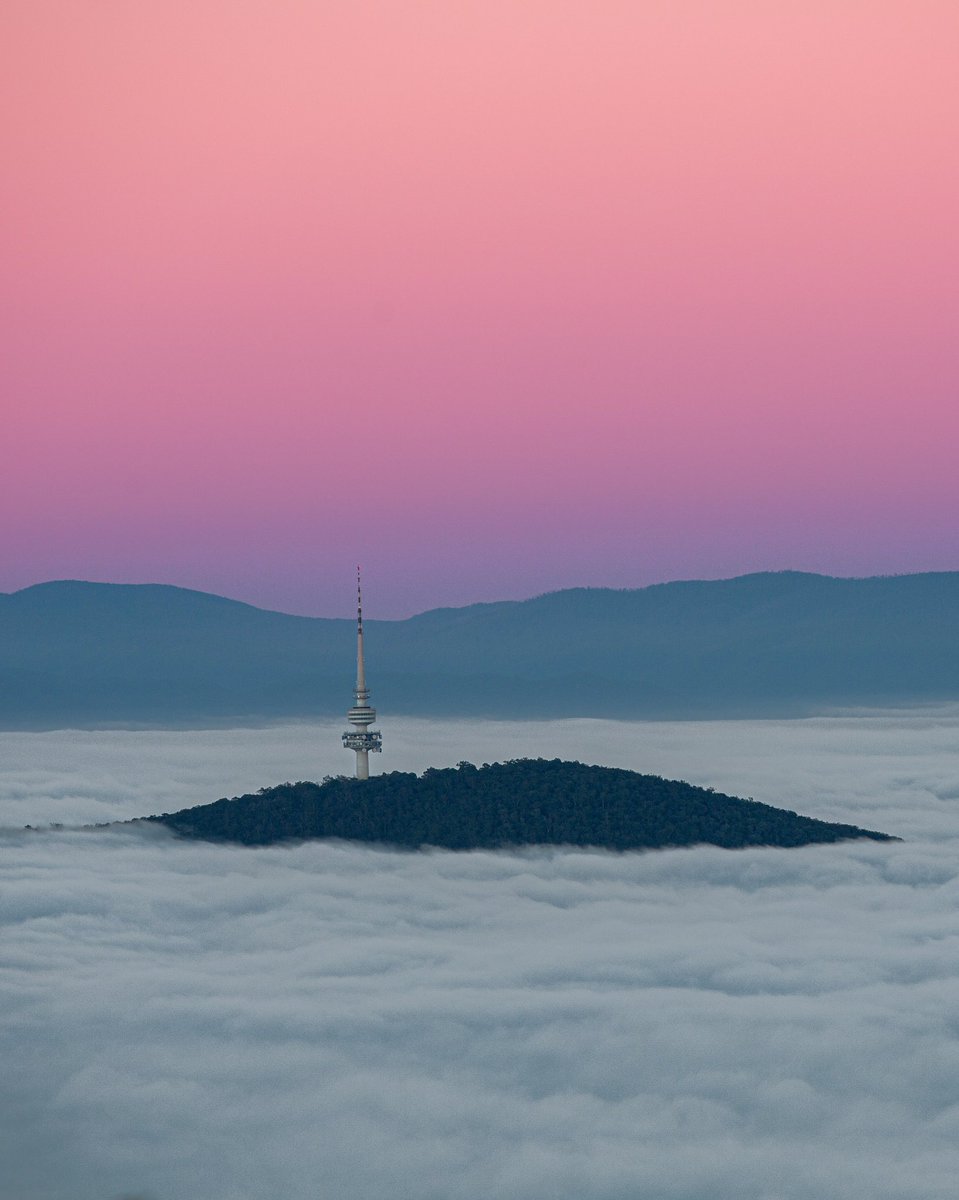 Good morning foggy Canberra!

💗🙏🏾
.
.
.
#foggymorning @visitcanberra #viewfromthetop #besttimeoftheyear #sunrise #telstratower #myhappyplace #myislandhome #hiking