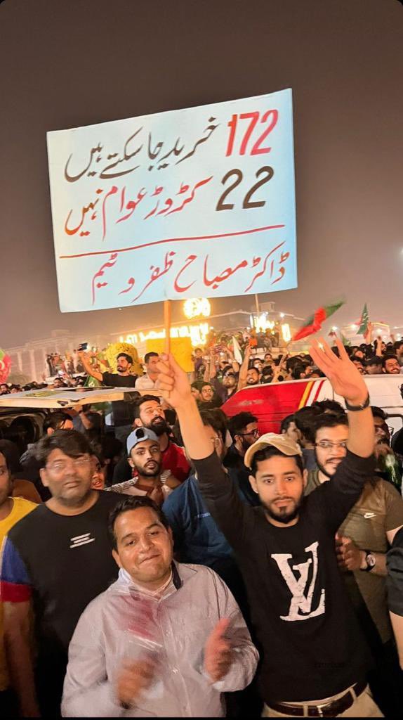 PTIofficial's tweet photo. Jo Baat Hai! 

#RevolutionBlackedOut https://t.co/UkxvkGm5up