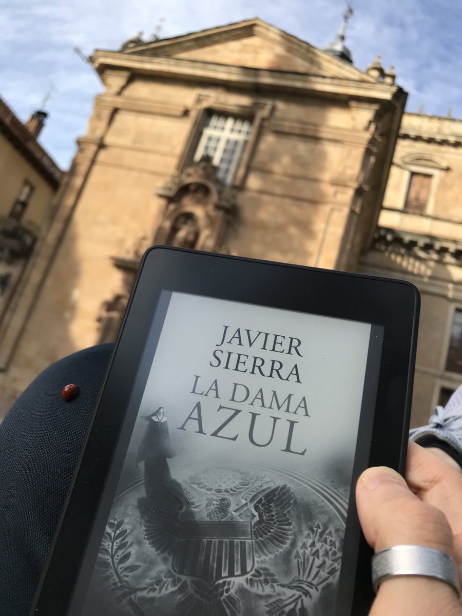 PinoPlays's tweet photo. Cuando lees una buena #novela de uno de tus autores predilectos en tu rincón favorito en una tarde primaveral de #DomingoDeRamos y te acompaña una mariquita sabes que el Universo te sonríe. Gracias @Javier__Sierra por tu #LaDamaAzul! #PlazaAnaya #Salamanca #LifesMagic https://t.co/lENXc5OrCz