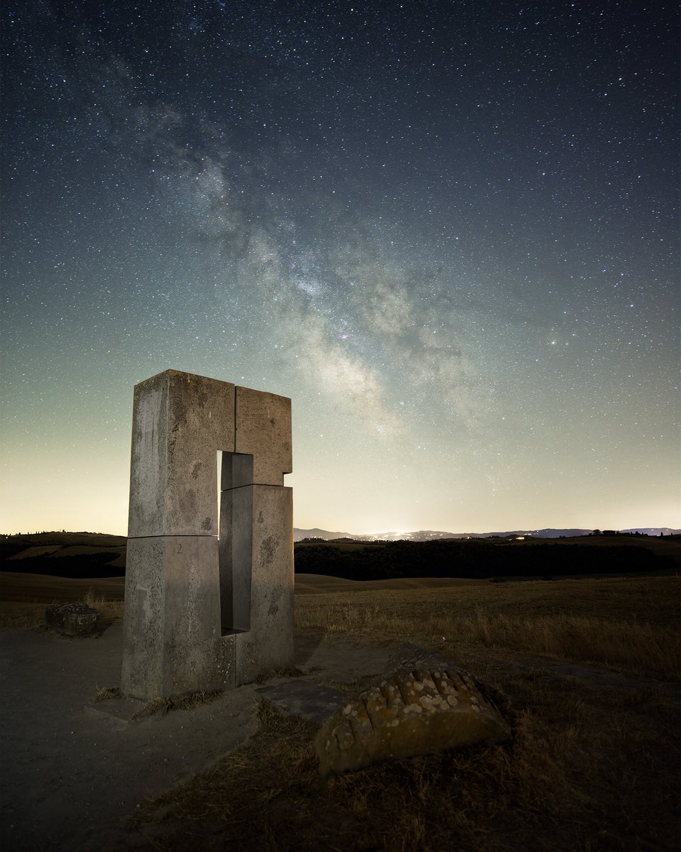 SimonRohl's tweet photo. @creativeflowhub My latest post-production of the Milky Way over the Tuscan hills https://t.co/lk6tTPWzYj