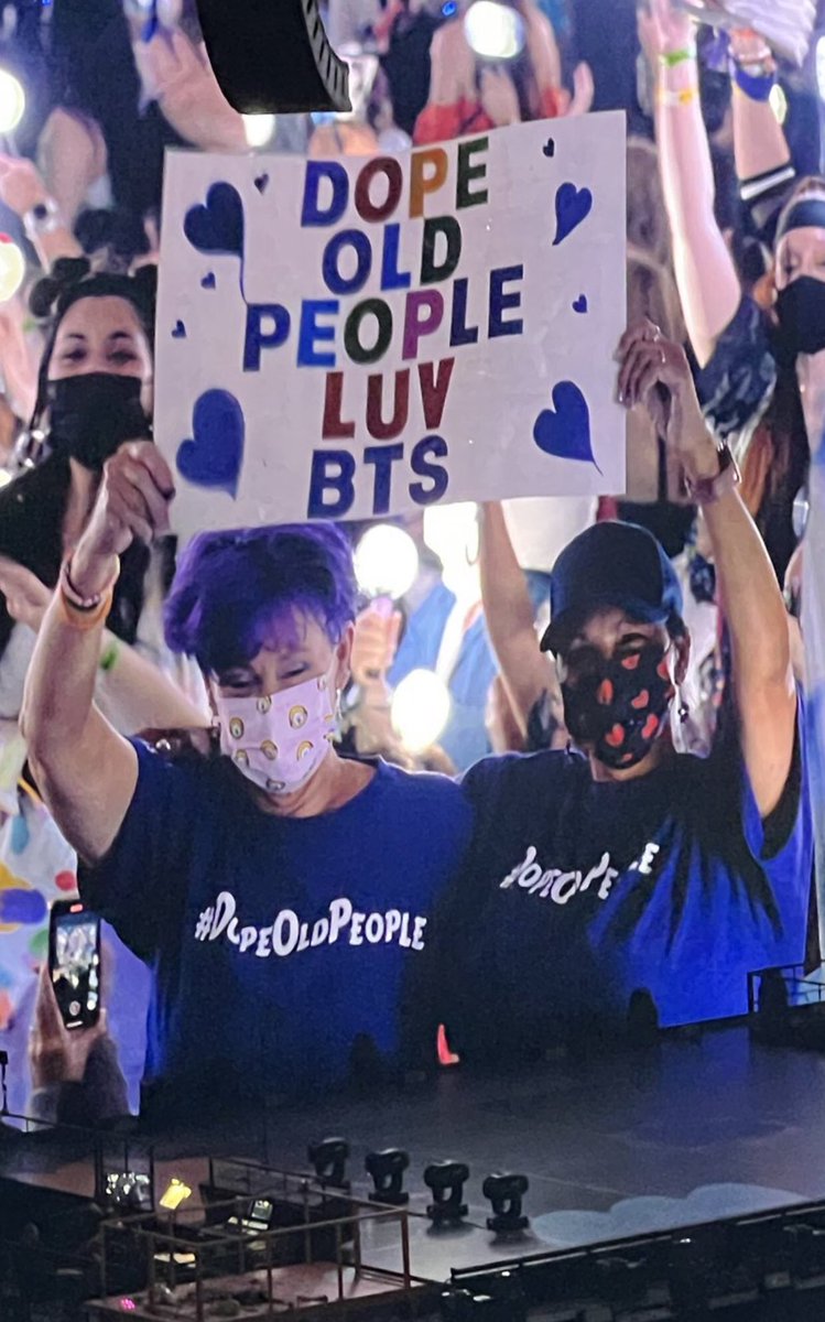 FernanadaMan2's tweet photo. RECOGNIZE!!!!!🥰💜👍🎉😍🎉 @BTS_twt #DopeOldPeople 💜 https://t.co/fJH26KaMnl