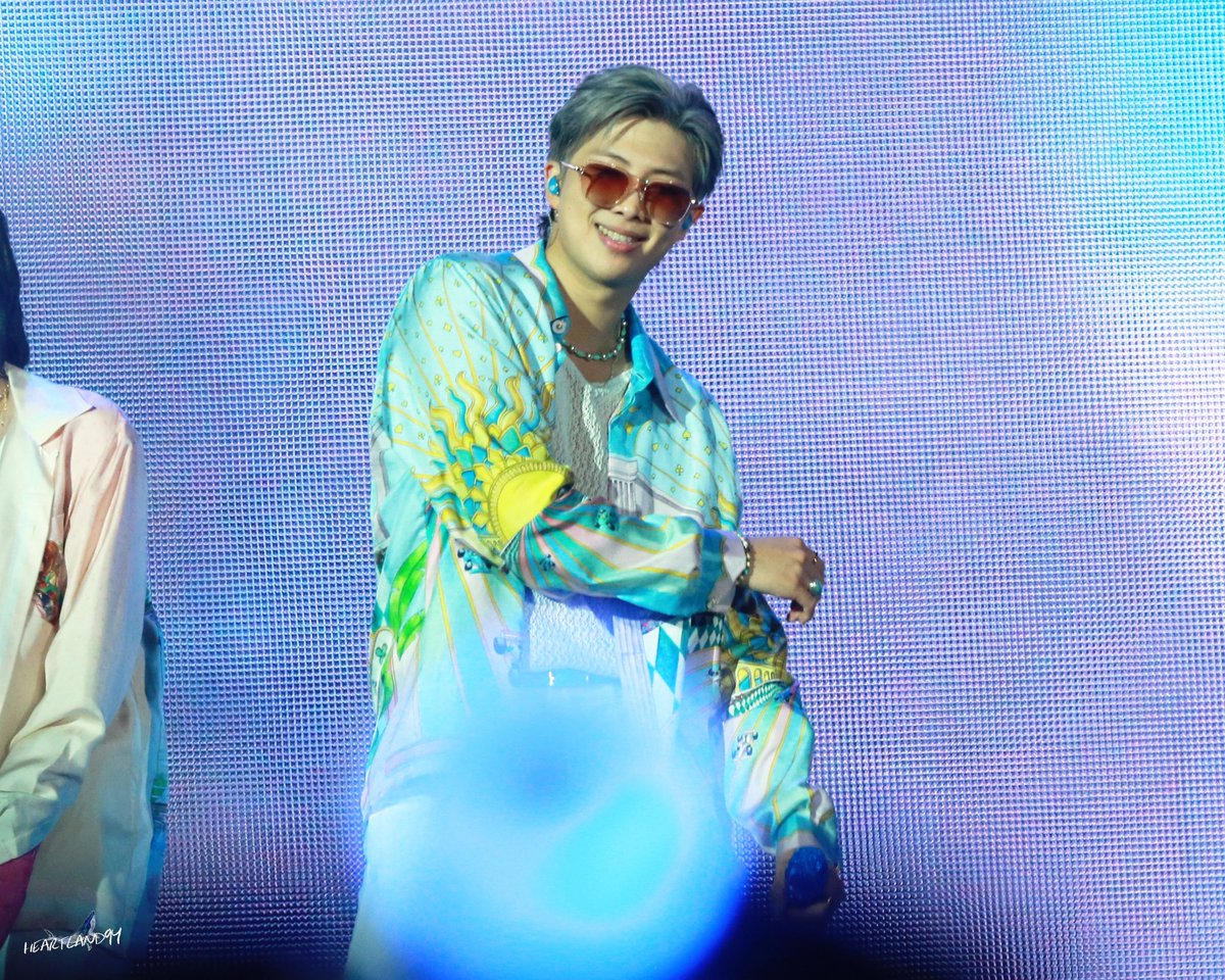 trivialove03's tweet photo. Omg look him... Berasa nemu harta karun.... Nemuin foto HD-nya Namjoon
😭😭😭💜

Thankyou so much... @heartland94_rm 
For HD photo,💜😭🙇‍♀️💕
namjoon I LOVE HIM SO MUCH #PTD_ON_STAGE_LV #PTD_ON_STAGE_LV_DAY2 #BTSCONCERT #NAMJOON  #Fanssite
#RM #ARMY https://t.co/MR9ax1Z8zf