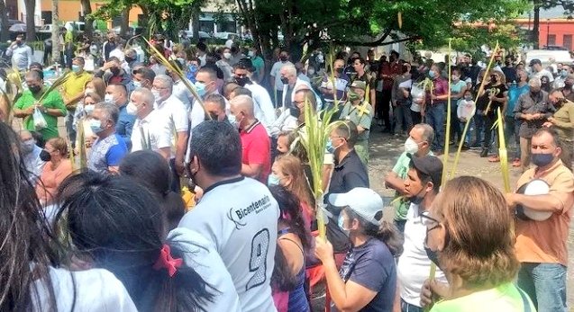#10Abril Fieles creyentes de nuestras tradiciones católicas, acompañamos al Gobernador <a href="/FreddyBernal/">Freddy Bernal</a> a la Misa de #DomingoDeRamos en la Catedral de #SanCristobal, emotivo acto cargado de fe y esperanza en el marco del Inicio #SemanaSanta2022 
<a href="/KaremDeBernal/">Karem Durán de Bernal</a> 
<a href="/FunfamiliaGBT/">Familia Tachirense</a>