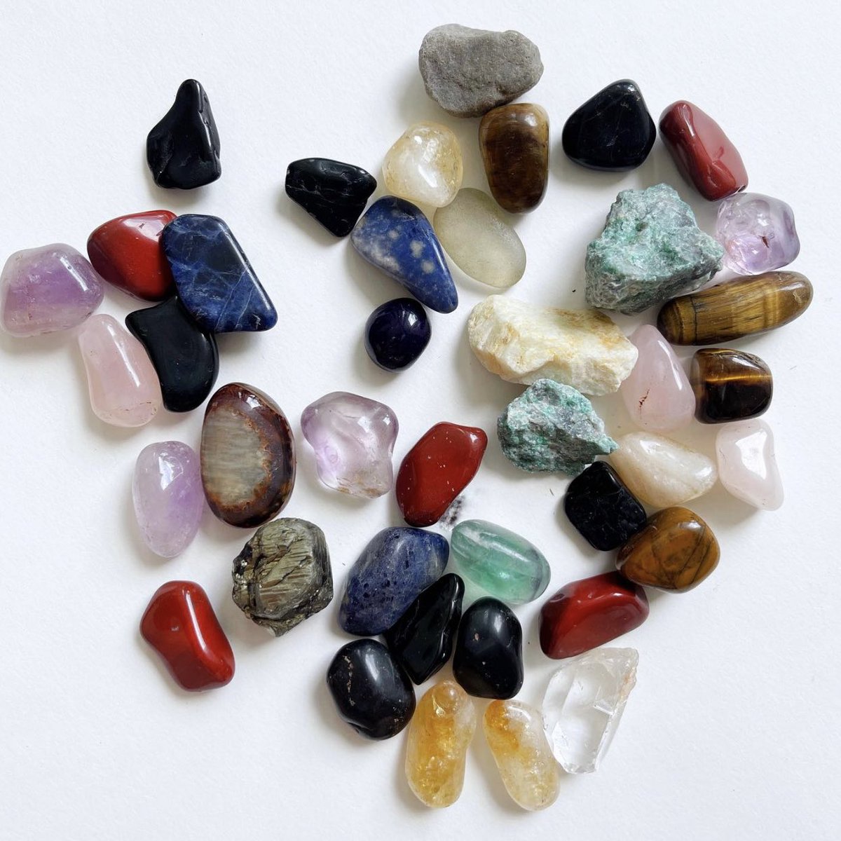 Astralis_Tw's tweet photo. El uso de piedras naturales, minerales y piedras semipreciosas con fines curativos, protectores y preventivos, ha estado presente desde antiguas civilizaciones. ✨ #espiritualidad #cuarzos #astrologia https://t.co/gz8PRD9QbY