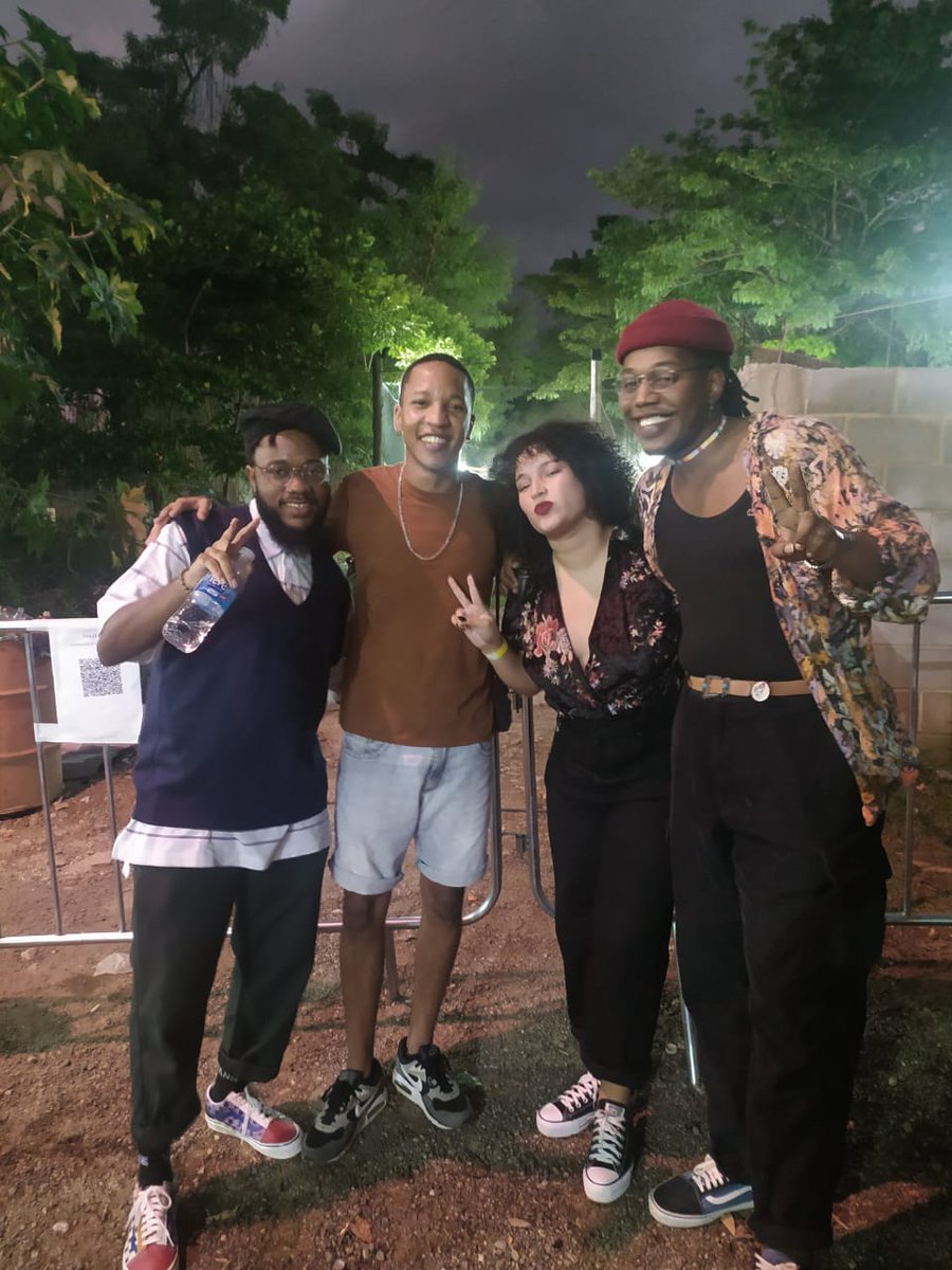 unifloraeugenia's tweet photo. Pelo menos consegui tirar foto com meus ídolos 🥲🥺 https://t.co/iqisxTF6iL