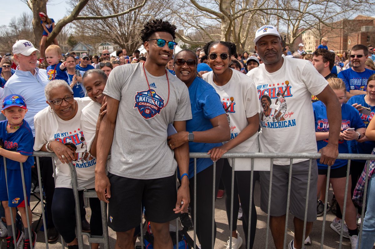 KUHoops's tweet photo. Family > Everything https://t.co/57hCnr2wpS