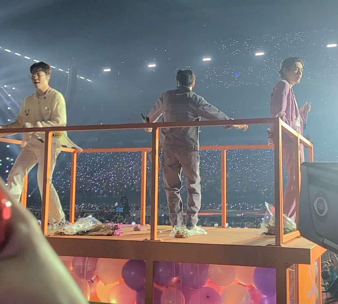 TennOutlander's tweet image. Please don't throw things at BTS during the concerts.  If you want to get their attention take those flowers or stuffed animals to a nursing home or hospital.  The elderly and sick who don't get any visitors would love them.  Sign the card 💜#BTSARMY #PTD_ON_STAGE_LV @BTS_twt