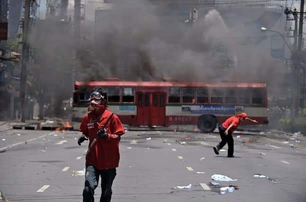 เหตุการณ์ที่คนไทยจะไม่มีวันลืม...เมื่อ"เสื้อแดงเผาเมือง"
เผาศาลากลาง ขโมยของ  ขโมยเพชรในห้าง
เผื่อคนรุ่นใหม่ที่ไร้ราก จะได้ซึมซับเข้าสมองว่า
"เสื้อแดงจัญไร" ไอ้พวกกากเดนแผ่นดินที่มันเป็นขี้ข้า
"ไอ้นักโทษที่ไม่มีแผ่นดินจะอยู่" มันเผาเมือง!!
#เสื้อแดงเผาเมือง