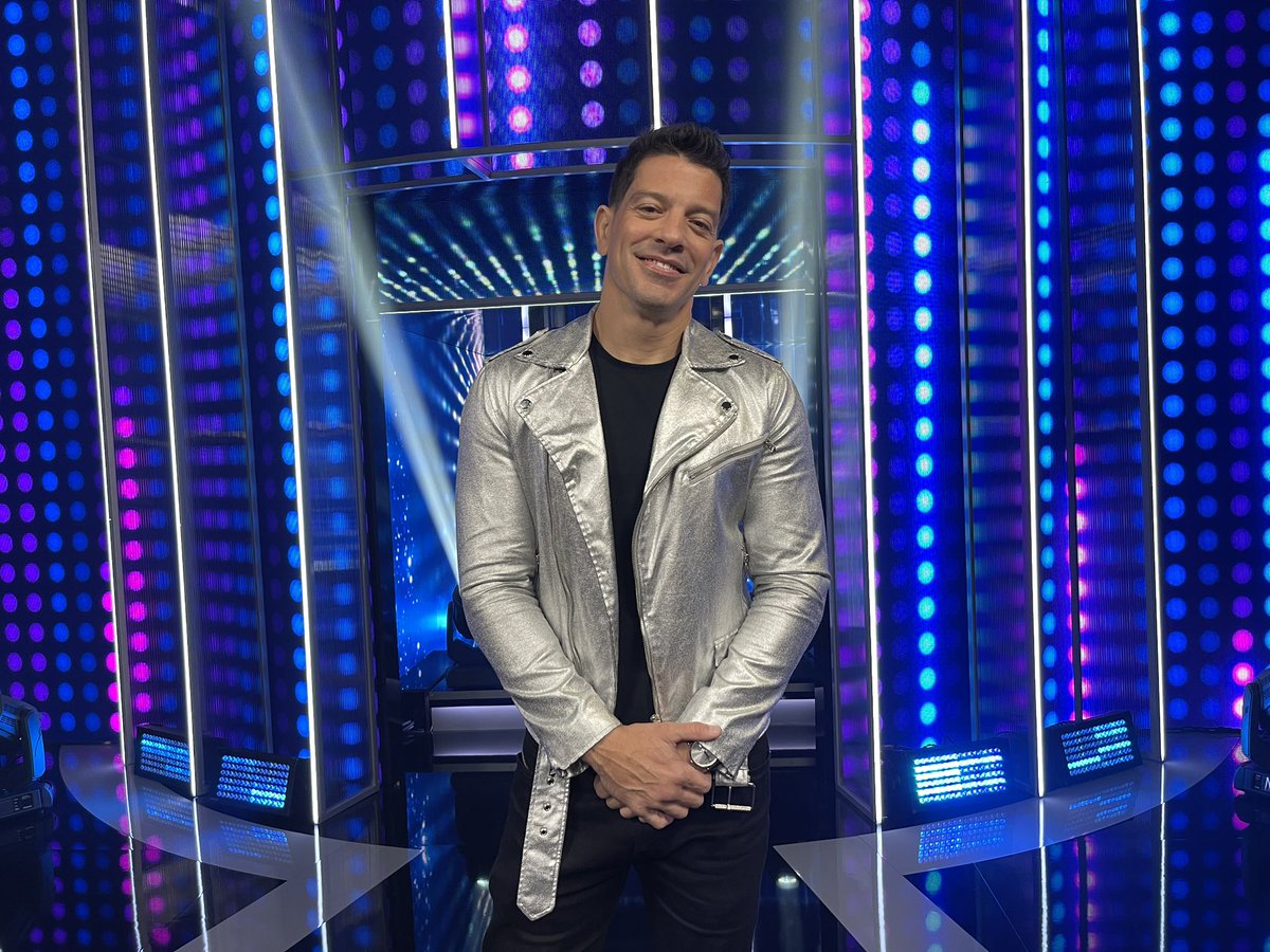 yahirmusic's tweet photo. Ya estamos al aire familia! Hoy toca interpretar a Laura Leon “La Tesorito” en #TuCaraMeSuenaMXUS https://t.co/btnzpElyau