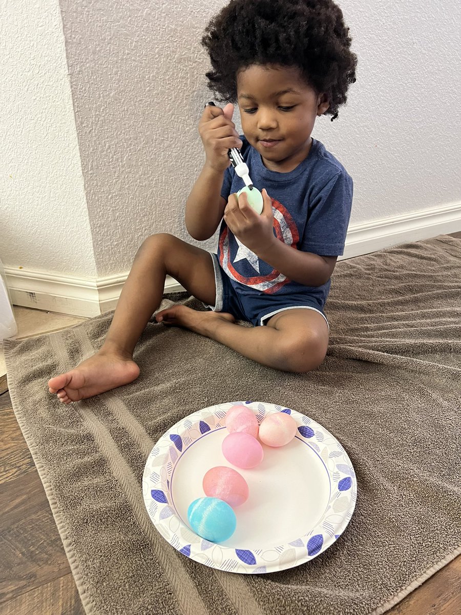 HeavenlySkyes_'s tweet photo. Sunday egg dye was a success! #KalReign https://t.co/Qj58vurGqz