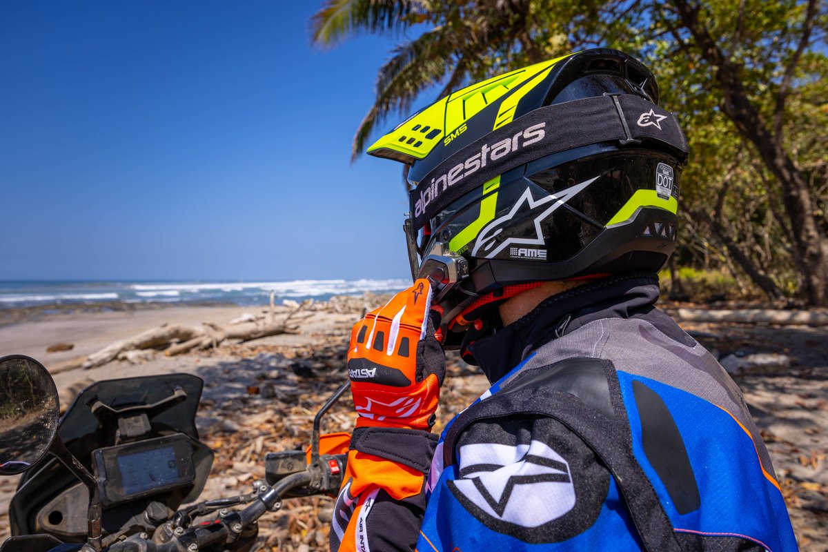 SenaBlueJapan's tweet photo. つながろう、一緒に走ろう (コスタリカ）　#rideconnected @cudby @offroadundergroundofficial @alpinestars https://t.co/xUf8R8dl9G