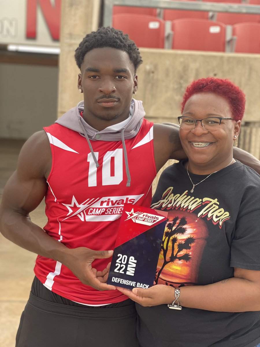 TayShawnWilson6's tweet photo. Blessed to have earned Defensive Back MVP at the Rivals camp series 🌟@Rivals @RivalsCamp Thank you for the opportunity to compete and showcase my skills💯 @RivalsNick @HudsonOn3 @MikeWestHTX @Jalil_Johnson21 @CoachJensen3 @Coachlewis713 @theBeast_squad #Str4ps #Houston_DBU #HOH https://t.co/ltlHVE2buX