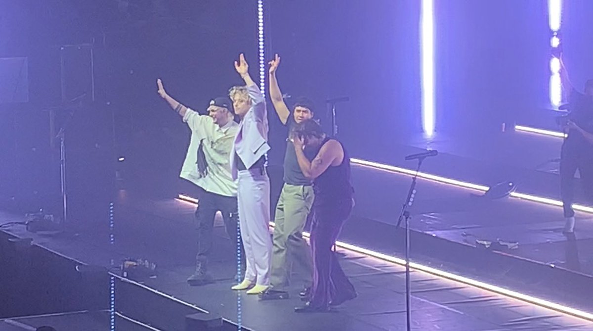 ateotdpadackles's tweet image. thank you 5sos, for creating the happy and safe place that i can go to whenever i feel sad or alone. you guys let me meet some amazing friends which i will have forever! and thank you, for bringing me endless happiness, joy and amazing memories. i love u guys #ThankYou5sos @5SOS