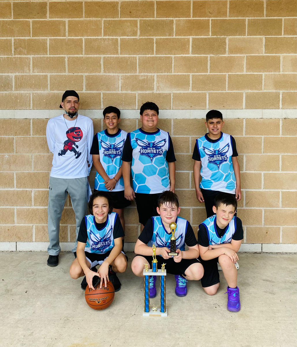 PhsBasketball6's tweet photo. A few pictures from our varsity, jv, 8th grade, and 6th grade division. Congratulations to our 6th grader team for earning 1st 🥇. #keepgrindingfellaz https://t.co/n19YCYVFYZ