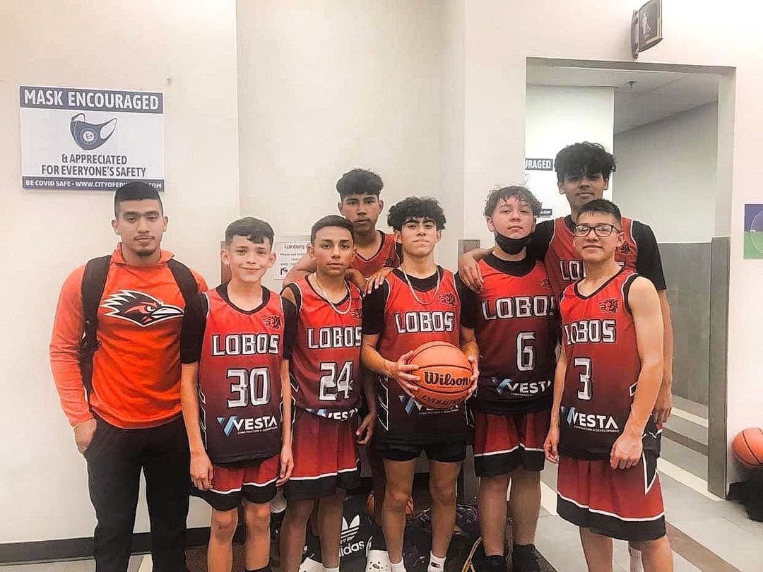 PhsBasketball6's tweet photo. A few pictures from our varsity, jv, 8th grade, and 6th grade division. Congratulations to our 6th grader team for earning 1st 🥇. #keepgrindingfellaz https://t.co/n19YCYVFYZ
