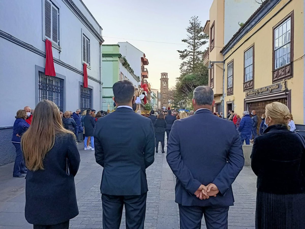 JnthnDmngz's tweet photo. Esta tarde de este domingo de Ramos hemos participado junto a los compañeros de @CCLaLaguna, @franlalaguna y @PatriNegron, asi como @ElsaAvilaPP del PP, en la procesión del Cristo de las Caídas, acompañando a su cofradía desde la parroquia de San Juan Bautista hasta la Catedral. https://t.co/5enNxVwYAm