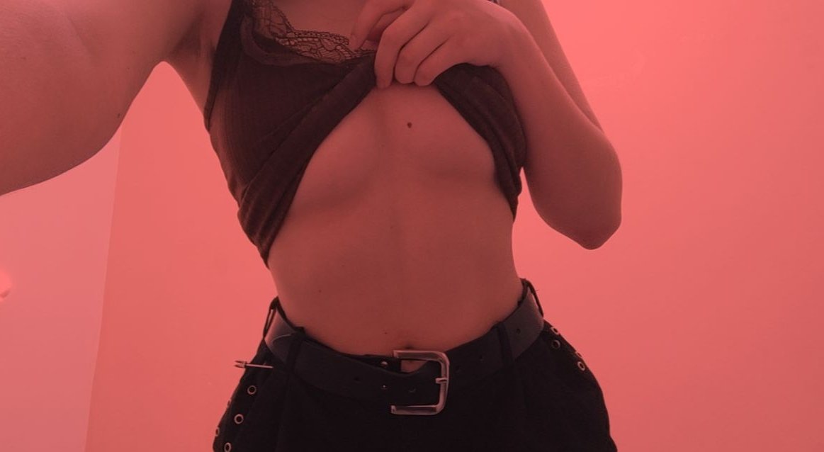FeetKittyfu's tweet photo. bloody days are over so guess who's back huhu!
♡n rt for a cute pic of my outfit>< https://t.co/QYwUIyX8F5