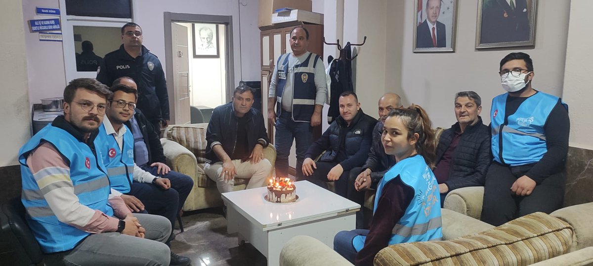 Akgencivril1's tweet photo. Kahraman Türk Polis Teşkilatımızın 177.kuruluş yıldönümü vesilesiyle ilçe Gençlik kolları koordinatörümüz , İlçe başkanımız , Gençlik Kolları başkanımız ve Yönetimi ile birlikte Polis Merkezi Amirliğini ziyaret ederek görevleri başında olan polislerimizin gününü kutladık.🇹🇷 https://t.co/tl4JgM3fsX