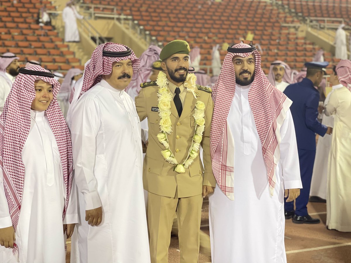 الحمد لله الذي بفضله وكرمه تتحقق الآمال والطموحات وتدرك الأماني والمعالي..
بفضل الله وتوفيقه تخرج أبني نادر من كلية الملك عبدالعزيز الحربية (دورة الضباط الجامعيين) برتبة ملازم أول.. واسأل الله عز وجل له التوفيق والنجاح في خدمة دينه ومليكه ووطنه..