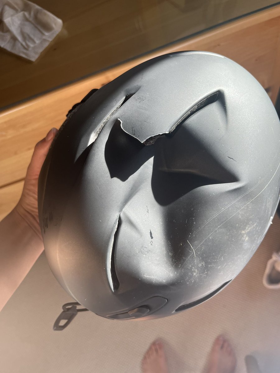 JoyyyRider's tweet photo. @united Got my ski bag and this is what my helmet looks like. Would love to know what you’re doing with our bags??!! https://t.co/Y9LJFMMKC0