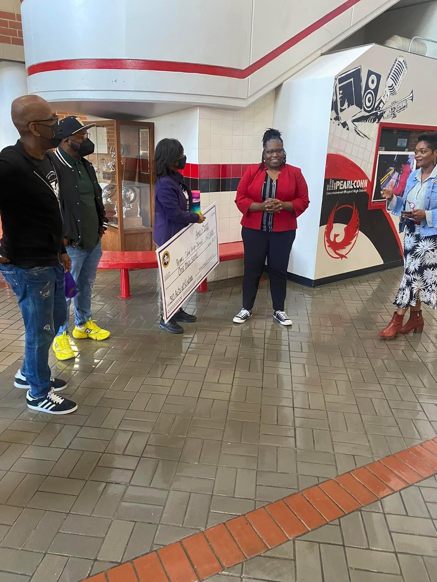 PamelaWB2's tweet photo. @PearlCohnHS we are grateful to @mtzionnashville for their  #30ActsOfKindness ❤️💜🖤💛. Stay tuned to see how we give it forward - pouring into those who continuously pour into to students 👩🏽‍🎓👨🏽‍🎓@buggsforschools @MiriamHarring14 https://t.co/Gl6XOlRmVn