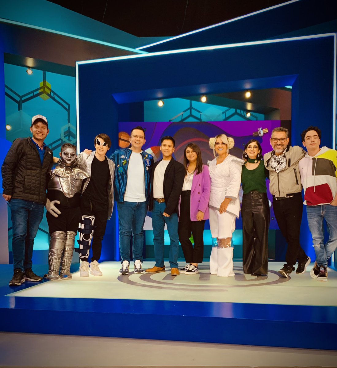 Bienvenidos <a href="/NicoMejiaT/">Nico Mejia</a>  <a href="/Roy_MCJR/">roypadillachef</a> y los científicos. GRACIAS por venir a divertirse con nosotros  a #MasterChefJunior <a href="/TatianaPalacios/">Tatiana</a> <a href="/JoseRaCastillo/">Chef JoséRa Castillo</a> @soydiegochef <a href="/chef_betty/">Betty Vazquez/www.garzacanela.com</a> <a href="/alfalej/">Alfredo Ballesteros</a> #MasterChef #MasterChefJr #reality #realityshow #cocina #cocinando #food