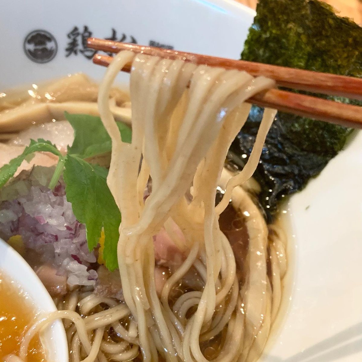 ramenbeer33's tweet photo. 🏢鶏松(とりまつ)
.
📍 https://t.co/cVYn9jyG9S
.
🍜淡麗醤油らぁ麺
.
🅿️お店の前に7台（無料）
.
.
ツルツルの長めの麺でした。
なめらかな鶏油に絡んですすり心地が最高でございました。
.
#しずらー #神奈川ラーメン #鶏松 #trmt #大井町 https://t.co/ra4fmz1mup