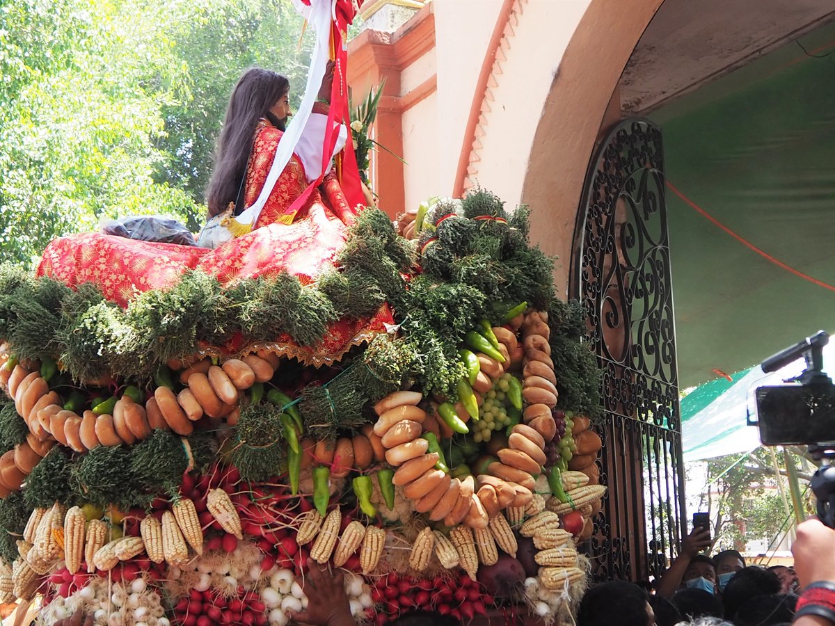 saruyaoax's tweet photo. San Antonino Castillo VelascoのDomingo de Ramos(エルサレム入城の日)
私はこの野菜神輿(勝手に命名)を見るのが好きで本日も参加してきました。
初めてお野菜を盛り付ける?場面から見る事ができました!こちら動画にしますので少々お待ちください。
#オアハカ
#domigoderamos https://t.co/5I6MpHHHKd