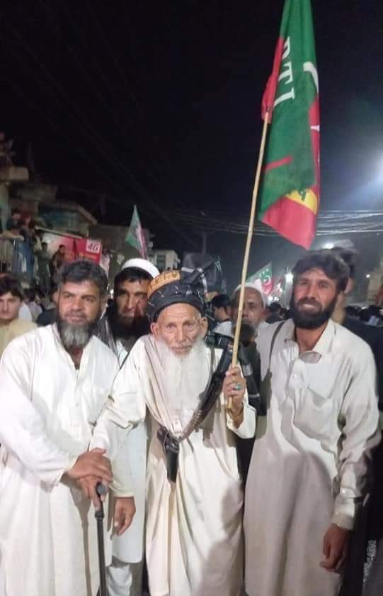 PTIofficial's tweet photo. This is Pakistan standing up for its sovereignty! Are you watching America? #امپورٹڈ_حکومت_نامنظور https://t.co/lyHvx7hlk3