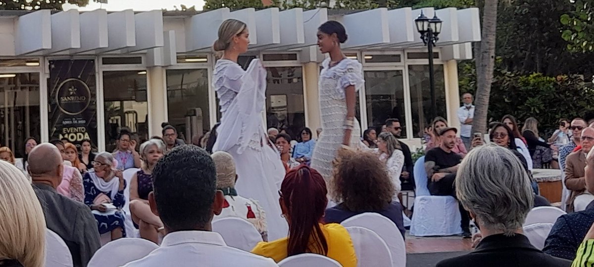 #CubaesCultura #Ahora en el Hotel Nacional de Cuba presentan la colección de <a href="/Ismael/">Ismael Mendoza</a> de la Caridad, destacado diseñador cubanos qie se inspira en la creación artesanal de #Trinidad...
@
#SanRemoMusicAwardsCuba