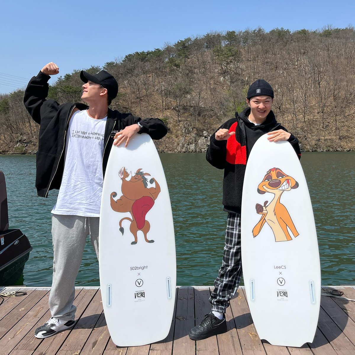 MM57fdUwkG0e83c's tweet photo. へぇ〜
2人のボードの形って違うんだね〜
#이창섭
#502bright https://t.co/sqF66P9kKd