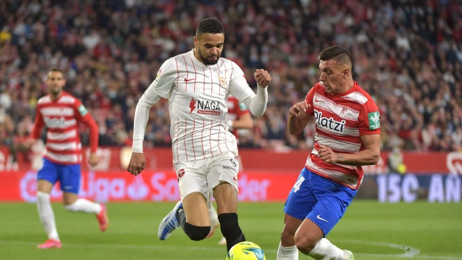 SevillistasU's tweet photo. En-Nesyri  "me caigo pero no me rindo"..."Yo no me voy a ir, para que lo sepais ya" https://t.co/5kXTDkAEXb