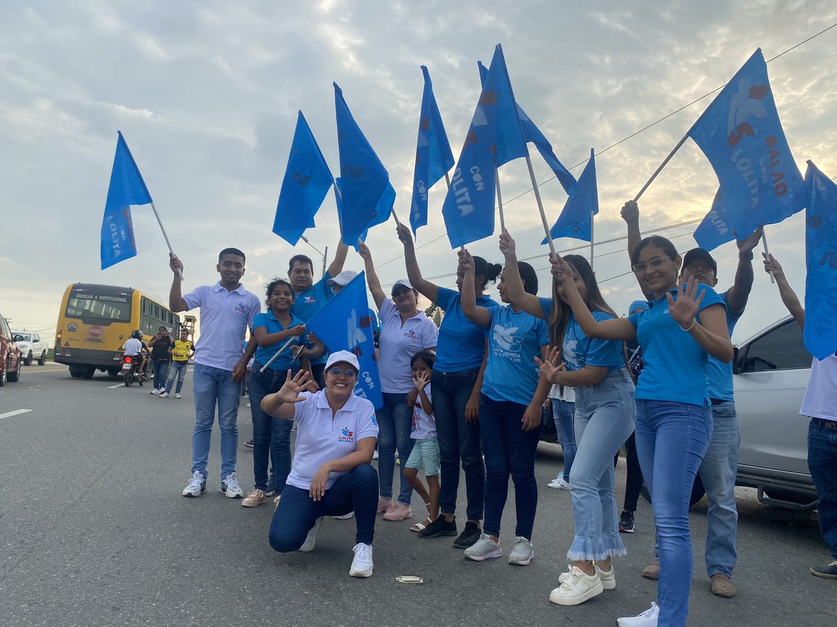 LolitaRivera07's tweet photo. Revolucionarios de #Balao esperando para recibir a nuestro compañero #JorgeGlass 
@marcelaguinaga @MabelEsTriunfo @Xavier_JuradoEc @RC5GuayasD4 https://t.co/j7qoKY03mI
