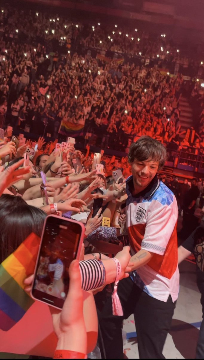 vodkaskys's tweet photo. this is THE pic of louis tomlinson and his fans : https://t.co/rymRGLnj31