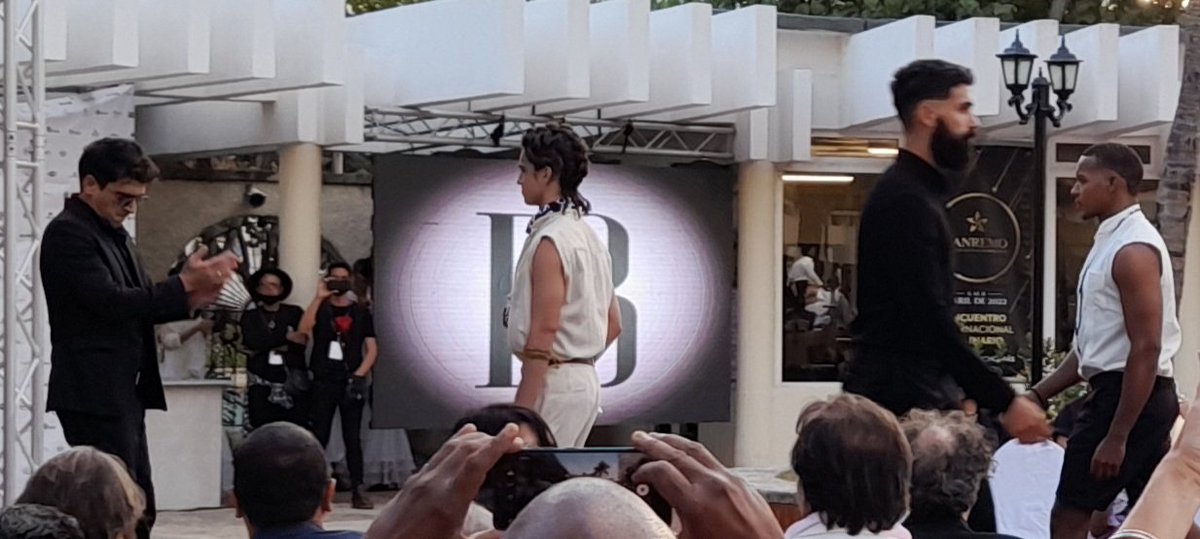 SRMACuba's tweet photo. Presenta @David Blanco su colección Primavera_Verano de ropa masculina en el contexto de #SanRemoMusicAwardsCuba en el @HNCuba #CubaesCultura @EGREMOFICIAL @MinturCuba https://t.co/Aps1a8oWi9