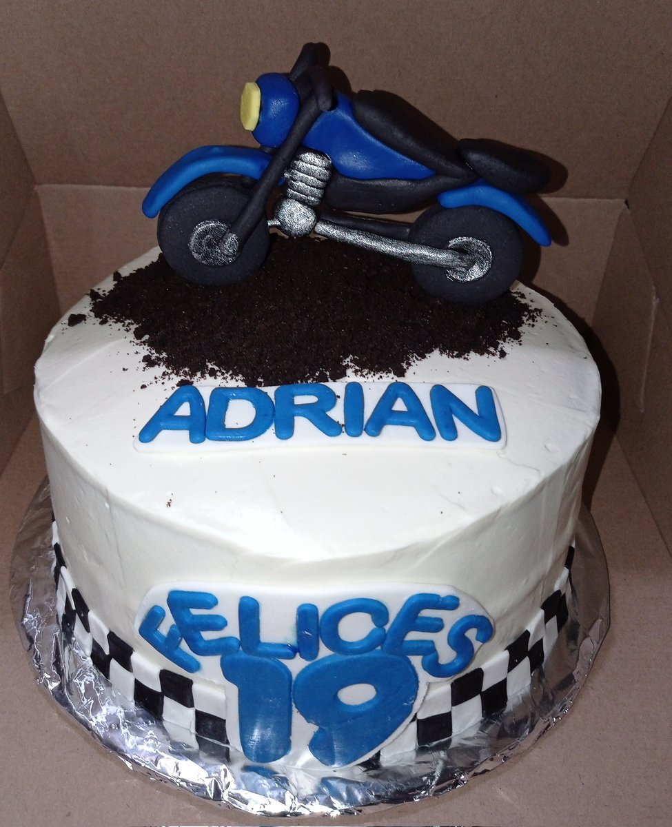 LibelulaColocha's tweet photo. Siempre salen retos inesperados, pero en el camino se aprende y se cumple!☺️😁
#MotorcycleCake https://t.co/j7x40WFO9a